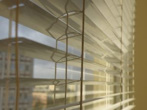 Jalousien am Fenster der Wohnung